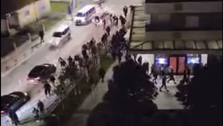 Podgorička policija uhapsila je osam osoba zbog krivičnih dela i prekršaja sa elementima nacionalne i verske mržnje i nasilja, dok je prema stranim državljanima juče sprovedeno 55 mera kontrole. Uprava policije saopštila je da će javna mesta biti nadzirana kamerama i dronovima radi dokumentovanja nezakonitih aktivnosti i zaštite bezbednosti građana.