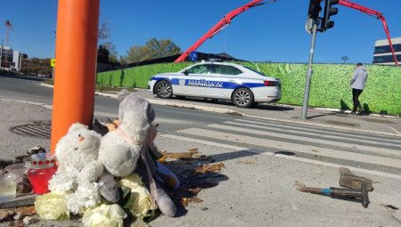 Kolege policajci, prijatelji, poznanici i građani  i danas su odavali počast poginulom policajcu Bojanu Ž. (43) i njegovoj porodici, supruzi Dijani K. (38) i devetogodišnjem sinu, koji su poginuli u stravičnoj nesreći na Novom Beogradu