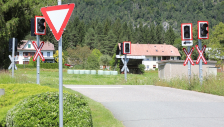 Na putevima širom Srbije nalazi se saobraćajni znak koji vozači svakodnevno prolaze bez mnogo razmišljanja — Andrejin krst.