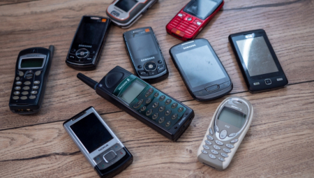 Iako današnji pametni telefoni nude neuporedivo više mogućnosti, stariji modeli danas vrede upravo zato što su retki i predstavljaju simbol početka digitalne ere