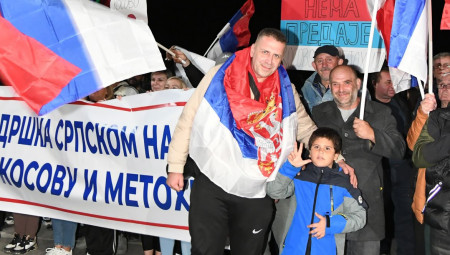 Srbi sa Kim su posle predjenih 40 kilometara i više večeras stigli do mesta Ušće, gde ih je dočekalo više od 600 ljudi, uz vatromet, bakljadu i srpske pesme sa Kosova i Metohije i zagrljaje.