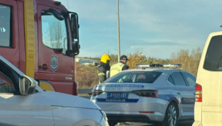 Prema dosadašnjim informacijama, iz za sada neutvrđenih razloga došlo je do prevrtanja kombi vozila marke „opel vivaro“, beogradskih registarskih oznaka, kojim je upravljao S. S. (43). U vozilu se nalazilo osmoro maloletnih putnika uzrasta od 13 do 16 godina, koji su članovi džudo kluba "Partizan" iz Beograda i vraćali su se sa međunarodnog sportskog kampa i takmičenja u Azerbejdžanu