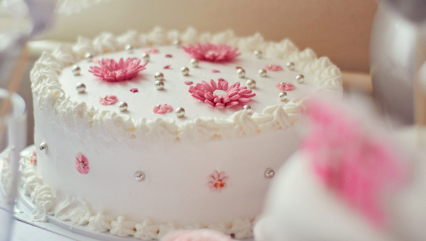 beli anđeo sa malinama