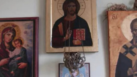 Ikona u domu nije samo ukras – ona je simbol vere, zaštite i molitve. Svaki vernik zna da sveta slika nije detalj za dekoraciju niti talisman za sreću, već duhovni štit doma i porodice