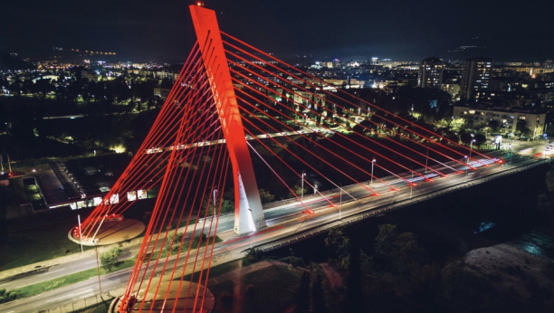 Most Milenijum u bojama turske zastave