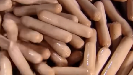 Radnici u industriji mesa danas mogu da proizvedu lanac viršli duplo duži od fudbalskog igrališta za samo 35 sekundi