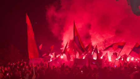 Grupa od 60 Srba iz AP Kosova i Metohije koja je dva dana pešačila ka Novom Sadu, na skup protiv blokada, stigla je sinoć u Kraljevo gde im je priređen doček, uz počasni špalir sa bakljama i pesmom "Veseli se, srpski rode"