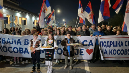 Srbe s Kosova v Kraljevu pričakalo 2000 ljudi na poti v Novi Sad