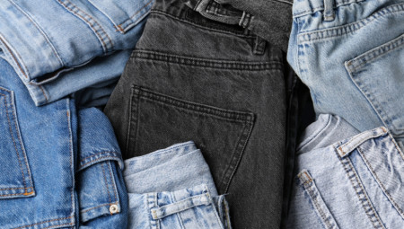 Tamne farmerke su klasik koji nikada ne izlazi iz mode. Elegantne su, praktične i uklapaju se u svaku priliku — od poslovnih kombinacija do ležernih izlazaka.