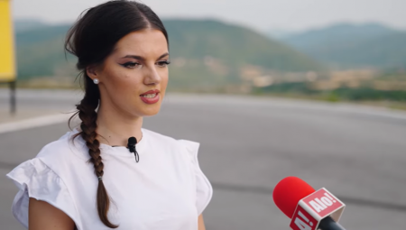 Mladi i obrazovani ljudi u Srbiji sve češće dobijaju priliku da posao pronađu u svom mestu, zahvaljujući otvaranju novih fabrika i ulaganjima u lokalnu privredu.