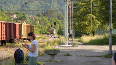 Tokom jutarnjih sati na otvorenoj pruzi u blizini Mojkovca, došlo je do nezgode kada se desio kontakt teretnog voza i pomoćne električne lokomotive Železničkog prevoza Crne Gore