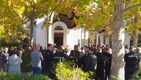 Porodica, rođaci, prijatelji i mnogi drugi okupili su se na Novom Bežanijskom groblju kako bi se po poslednji put oprostili od supružnika i malog Mihaila