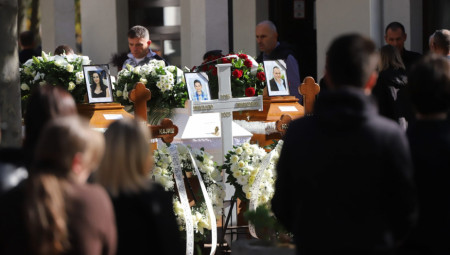 Na lice mesta stigao je veliki broj prijatelja, rođaka, ali i policajaca koji su kolege nastradalog Bojana