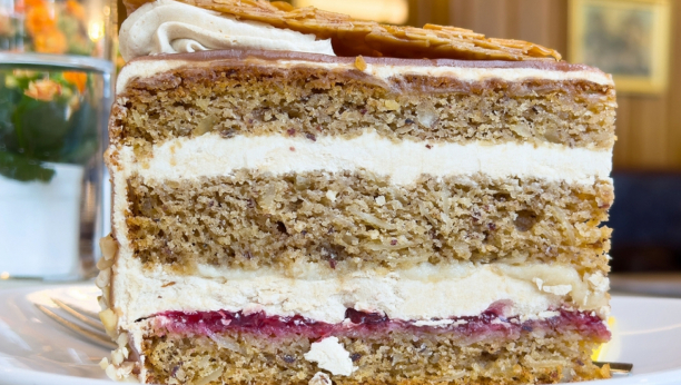 kolač sa džemom i orasima