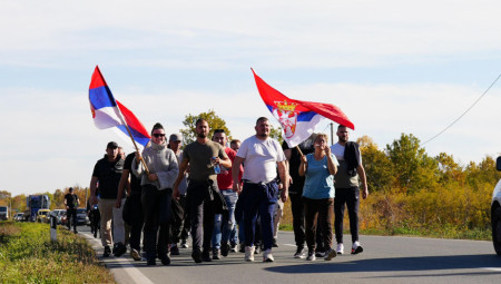 SRBI SA KiM KOJI PEŠAČE KA NOVOM SADU STIGLI U MRČAJEVCE Meštani im izneli osveženje, a tradicionalno ih je dočekala i baka Rada (FOTO)