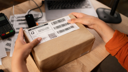 Jedna žena doživela je neprijatno, ali duhovito iznenađenje kada je preuzela božićni džemper naručen preko jedne online prodavnice iz Litvanije – ali razlog nije bio sadržaj paketa, već način na koji je stigao