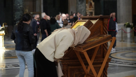OČEKUJE SE DOLAZAK PREDSEDNIKA VUČIĆA: U Hramu Svetog Save pomen za stradale u Novom Sadu (FOTO/VIDEO)