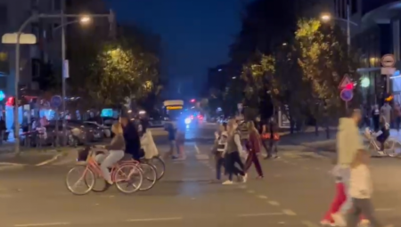 Bivši funkcioner Demokratske stranke, Goran Vukajlović žestoko je napao studente blokadere i upitao "da li neko podržava ovu stoku".