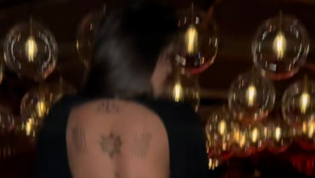 Najveću pažnju privukla su njena leđa, prekrivena upečatljivim tetovažama.