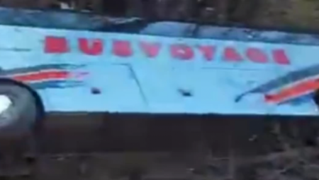 Preliminarni izveštaji ukazuju da je autobus izgubio stabilnost nakon što ga je pogodio odron