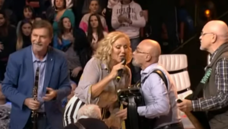 Brena je sve vreme grlila članove bendova, a pevala je svoj veliki hit "Čik pogodi"