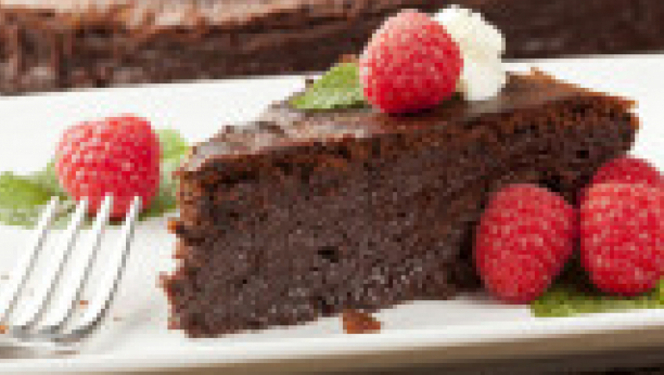 čokoladna torta sa malinama