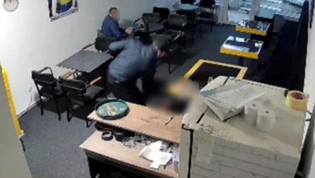 U lokalu je sedeo i jedan čovek koji je sve nemo posmatrao.