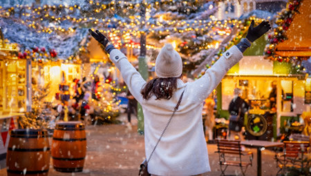 U Berlinu je otvoren božićni market koji posetiocima nudi poseban doživljaj.