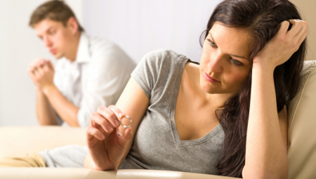 Njen posao zahteva da često putuje tokom meseca, gde putovanja mogu trajati od tri dana do tri nedelje