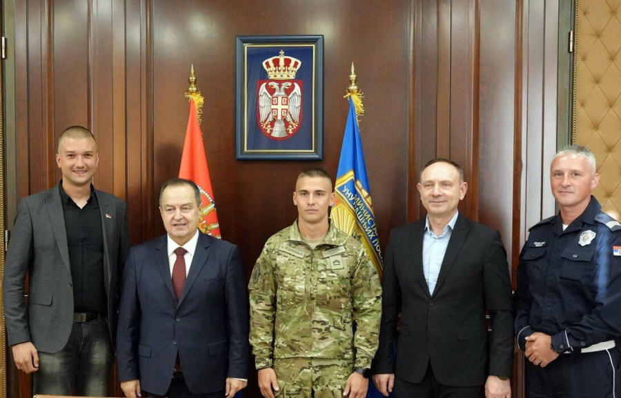 Policajci pešačili do Hilandara