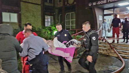 Povređeni su zbrinuti na UKC-u Tuzla, a među njima se, osim korisnika doma, nalaze i pripadnici policije, vatrogasci, medicinski radnici i zaposleni Doma penzionera Tuzla