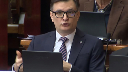 Milenko Jovanov istakao je da opozicija govori o zgradi Generalštaba kao simbolu otpora NATO agresiji, dok su istovremeno kritikovali generala Pavkovića. Poslanici Vučićevog bloka planiraju da iz remek-dela Nikole Dobrovića naprave memorijal otpora NATO-u.