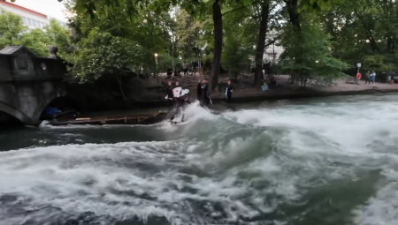 Rečni talas Ajzbah u Minhenu, koji je decenijama privlačio surfere iz celog sveta, misteriozno je nestao nakon nedavnog čišćenja kanala, saopštile su lokalne vlasti.