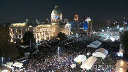 Prema procenama policije, na ovom prijavljenom javnom okupljanju prisustvuje oko 47500 građana, saoštio je MUP.
