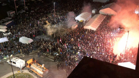 Srbi sa Kosova i Metohije veličanstveno dočekani u Beogradu ispred Narodne skupštine – narod ih je dočekao uz pogaču i so, uz poruke podrške i aplauze.