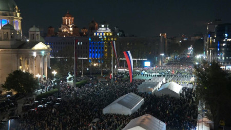Snimci veličanstvenog dočeka Srba sa Kosova i Metohije u Beogradu otkrivaju trenutak velikog jedinstva – kolona pešaka, hiljade građana, bakljade, trobojke i pogača pred Narodnom skupštinom. Pogledajte kako izgleda spoj tradicije i podrške.