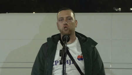 Žarko Milovanović iz Kosovske Mitrovice koji pešači osam dana obraća se ispred Narodne skupštine