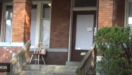 Problemi su počeli kada su studenti redovno nalazili otvorene fioke u kuhinji i kupatilu, svetla upaljena u sobama u kojima nisu boravili