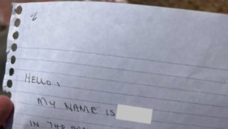 Jednog jutra, Džejkob je na svojim vratima ugledao komad papira koji nije mogao da objasni