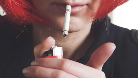 Jedna žena teško je povređena zbog nespretnog rukovanja upaljačem.