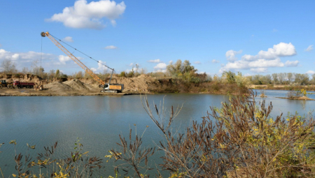 Pripadnici Ministarstva unutrašnjih poslova u Smederevu, Grupe za suzbijanje ekološkog kriminala, u saradnji sa Odelјenjem za suzbijanje ekološkog kriminala Uprave kriminalističke policije i Republičkom vodnom inspekcijom, izvršili su kontrolu privrednog društva „Bager komerc“ i po nalogu Osnovnog javnog tužilaštva u Smederevu, uhapsili su S. I. (72) vlasnika ovog privrednog društva, i V. M. (44), direktora navedenog privrednog društva, zbog  sumnje da su izvršili krivična dela nedozvolјena gradnja, nedozvolјena proizvodnja, nedozvolјena trgovina, oštećenje životne sredine i protivpravno zauzimanje zemlјišta.