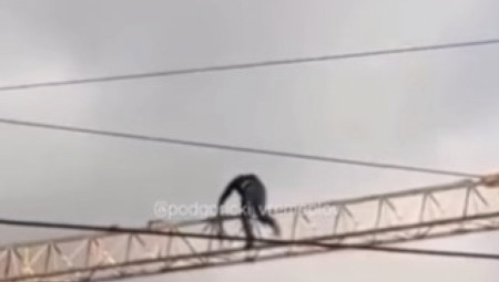 Da bi zaradio dnevnicu i prehranio porodicu, jedan građevinski radnik iz Crne Gore popeo se na kran visok tridesetak metara i hodao njegovim uskim metalnim delom – bez zaštitne opreme, pojasa ili osiguranja