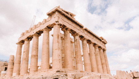 Čileanac Enriko Tosti-Kroče (77), inženjer iz Viljarike, postao je heroj nakon što je odlučio da vrati mermerni fragment sa atinskog Partenona, koji je njegova porodica čuvala gotovo čitav vek