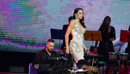 Pred publikom se pojavila sva u belom, noseći na sebi egzotičan kombinezon sa štrasom i belu bundu koju je ubrzo skinula.