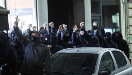 Predsednik Saveza Srba iz regiona Miodrag Linta izjavio je danas da ukidanje pritvora devetorici Hrvata, koji su 3. novembra nasilno ušli u gradske prostorije i prekinuli mainfestaciju Dani srpske kulture u Splitu, predstavlja još jednu u nizu potvrda da Hrvatska živi zarobljena u fašističkoj prošlosti.