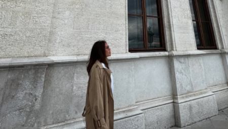 Kosu je vezala u punđu i pozirala je bez trunke šminke, u potpuno prirodnom izdanju