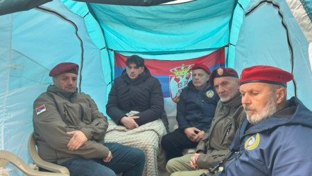 DESETI DAN ŠTRAJKA GLAĐU Mrdić sa veteranima ispred Doma Narodne skupštine: Borimo se za istinu i pravdu