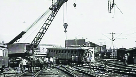 Putnički vagoni puni srpskih i makedonskih gastarbajtera koji su se vraćali iz Beograda u Zapadnu Nemačku iskočili iz pruge. Nastradale su čitave porodice i deca, a 41 žrtva nikada nije identifikovana