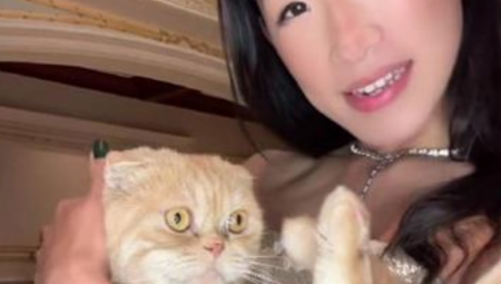 Beka Blum, influenserka koju na Instagramu i TikToku prati više od sedam miliona ljudi, postala je viralna nakon što je objavila da krsti svog mačka Oskara zbog nevaljalog ponašanja