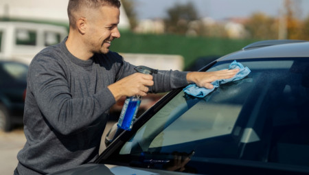 Čišćenje vetrobranskog stakla deluje kao jednostavan zadatak, ali mnogi vozači nesvesno prave greške koje mogu uticati na vidljivost i bezbednost tokom vožnje.